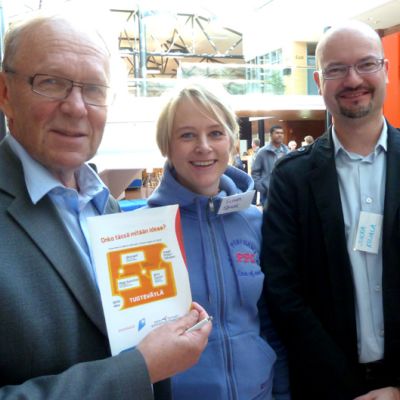 Kemi-Tornio ammattikorkeakoulun suunnittelupäällikkö Tapio Keskimaula, yrittäjä Elina Stoor ja kehittämiskeskuksesta Jukka Kujala.