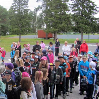 Keminmaan uudet ekaluokkalaiset ensimmäisenä koulupäivänä.