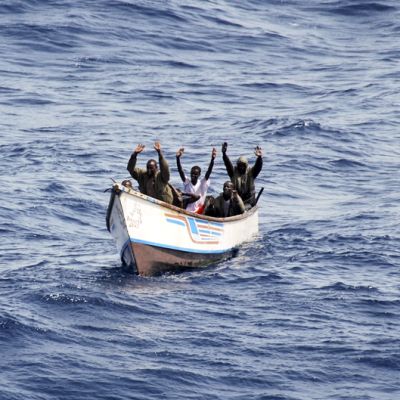 Merirosvoiksi epäillyt miehet antautuvat Somalian edustalla kesäkuussa 2009. Portugalilaissotilaat pysäyttivät miesten hyökkäyksen kauppa-alukseen.