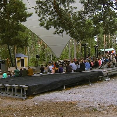 Ihmisiä Nurmijärven Taaborinvuoren kesäteatterin Gangsteri ja Kaunotar -esityksessä.