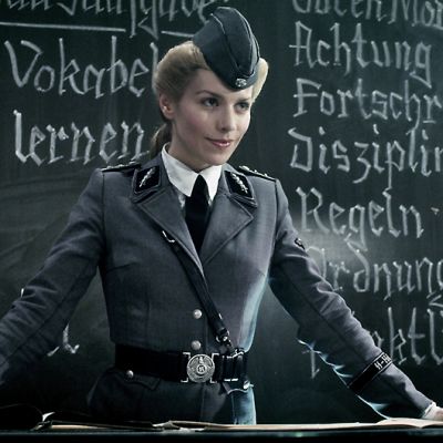 Julia Dietze on natsiopettajattarena luokan edessä.