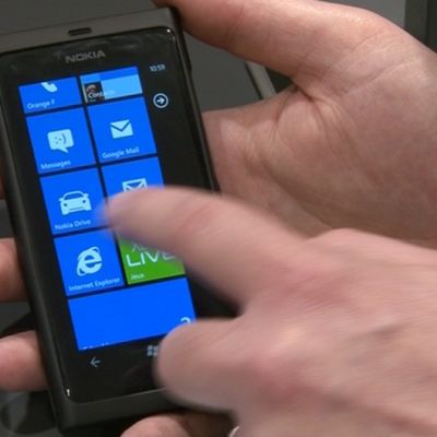 Mies esittelee Lumia-puhelinta.