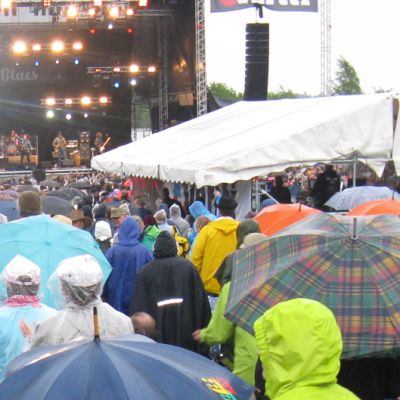 Puistoblues 2012 -juhlijoita sateessa