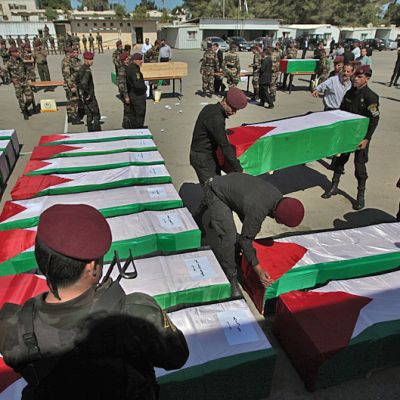 Palestiinan presidentin kaartilaiset siirtämässä 90 palestiinalaistaistelijan arkkua Länsirannalla Ramallahissa 31 toukokuuta 2012.