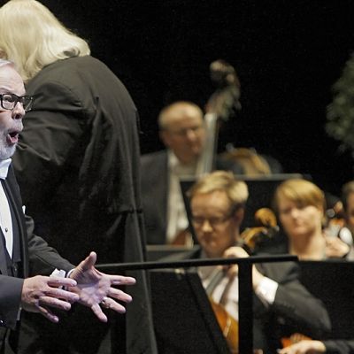 Matti Salminen esiintymässä Kansallisoopperan orkesterin kanssa.