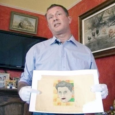 Mies esittelee Andy Warholin tekemää teosta.