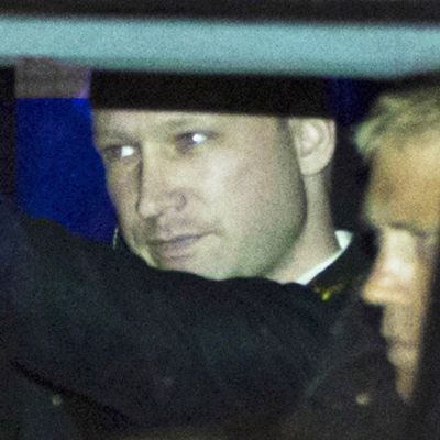 Anders Behring Breivik saapumassa oikeudenkäyntiinsä 19. elokuuta 2011.