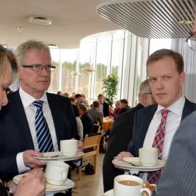 Kansanedustaja Lenita Toivakka, Etelä-Savon ELYn ylijohtaja Pekka Häkkinen ja kaupunginjohtaja Kimmo Mikander keskustelivat kuntarakenneuudistuksesta keskiviikkona.