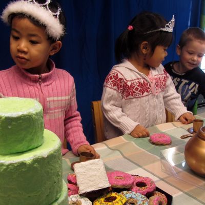 Lapset "maistelevat" tekoherkkuja pöydän ääressä.