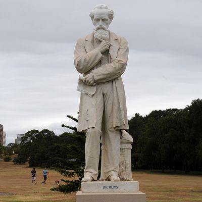 Aidon kokoinen Charles Dickensin patsas Sydneyn Centennial Parkissa.