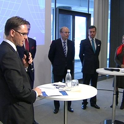 Pääministeri Jyrki Katainen puhuu Koneen toimitusjohtajan Matti Alahuhdan johtaman työryhmän vienninedistämisraportin julkistamistilaisuudessa.