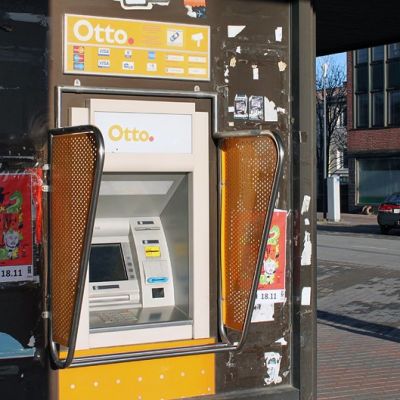 Otto -pankkiautomaatti Rovakadun alkupäässä Rovaniemellä