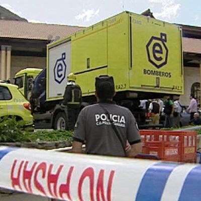 Palokunta ja poliisi hotellin kylpyläosaston edustalla