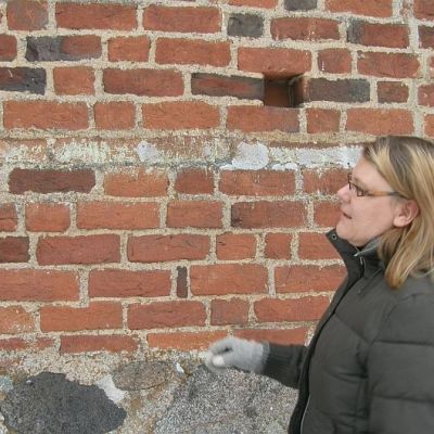 Hattulan Pyhän Ristin kirkon itäseinästä löytyy merkkejä satamäärin