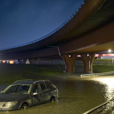 Auto jumissa tulvavedessä Göteborgissa.