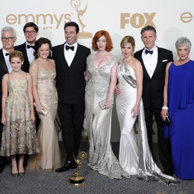 Mad Men -sarjan tuotantoryhmä poseeraa Emmy-pokaalin kanssa.