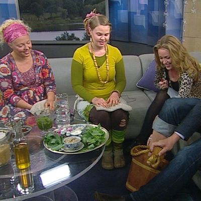 Ihmisiä Aamu-tv:n studiossa.