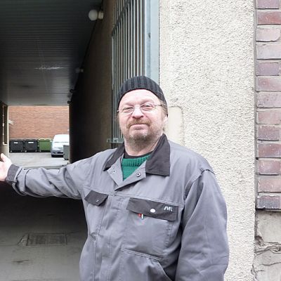 Ilkka Mäkilä osoittaa kädellään Pinninkadun porttikongia