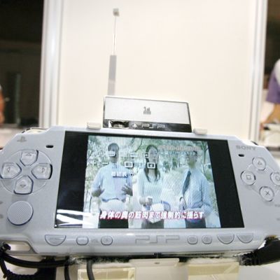 PlayStation Portable -laitteita esitellään Tokion pelimessuilla Japanissa