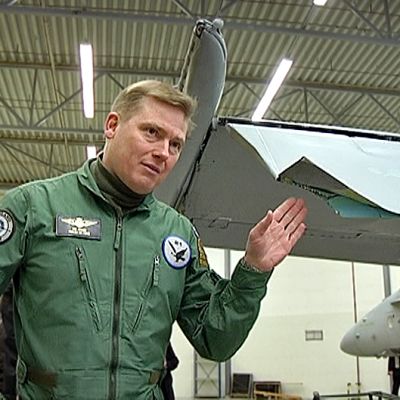 Eversti Kim Jäämeri esittelee vioittunutta Hornetin siipeä