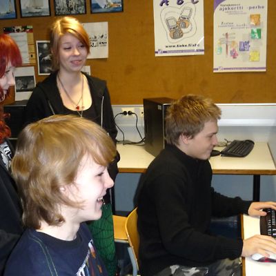 Netta, Kiira, Mikael ja Otto tietokoneen ääressä.