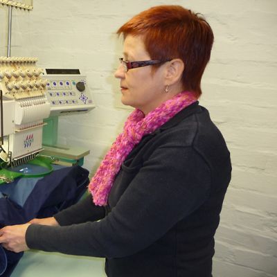 Yksi Ekomaan työpaikoista on brodeeraus-ompelimo, jossa tehdään brodeerausta mm. takkeihin, t-paitoihin ja pipoihin. 