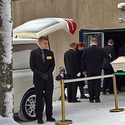 Kari Tapion arkku kannetaan kirkkoon