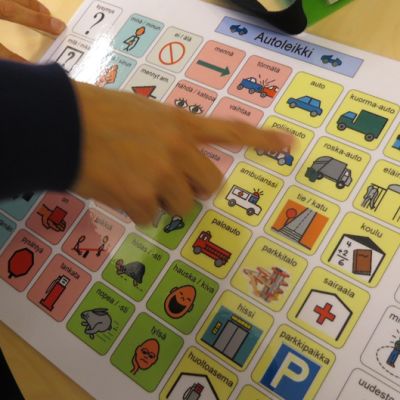 Pienille puhumattomille lapsille on uudenlaisia menetelmiä puheen tukemiseen ja korvaamisen. Toimintakartta mahdollistaa esimerkiksi vuorovaikutuksen päivähoidossa muiden lasten kanssa. Vaikka sanoja ei ole, kommunikointi onnistuu kuvien avulla.