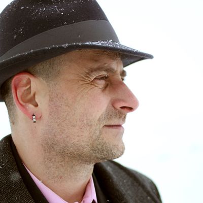 Árpád katsoo merelle