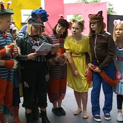 Lapsi harjoittelemassa kissanäytelmää