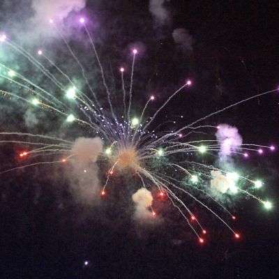 Ilotulitusraketti räjähtää taivaalla
