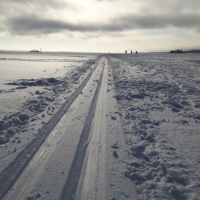 Hiihtolatu meren jäällä.