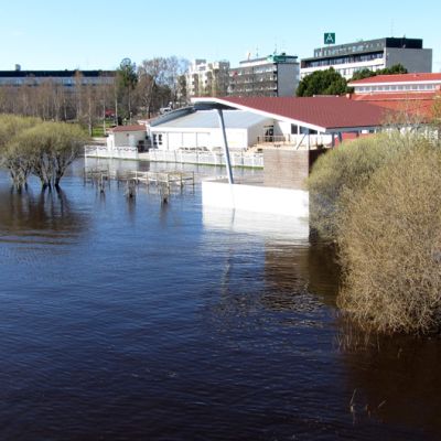 Tornion Ravintola Umpitunnelin terassi veden ympäröimänä keväällä 2012.