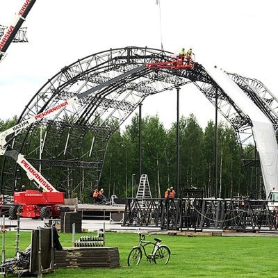 Konserttilavaa rakennetaan.