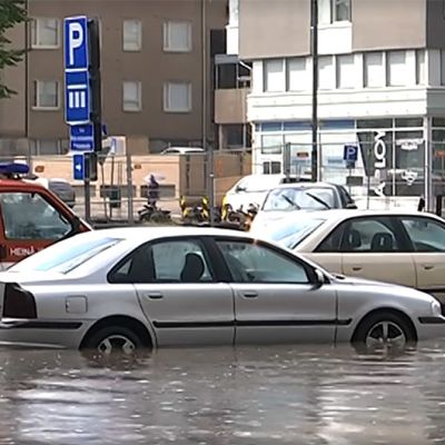 Autoja juuttuneena kaduille tulvineeseen sadeveteen