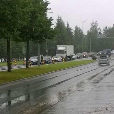 Autoja jonossa kaupungin keskustassa.