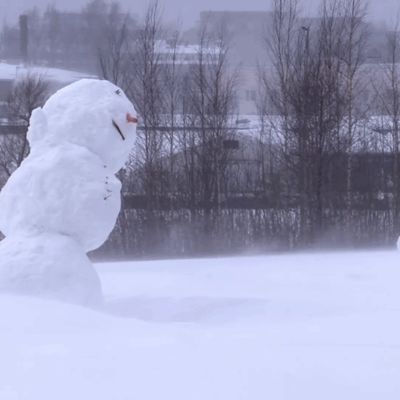 lumiukot myrskyssä ja tuiskussa