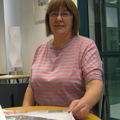 Tuuloksen kirjastoesimies Mirja Piiroinen