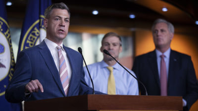 Jim banks, Jim Jordan och Kevin McCarthy håller presskonferens.