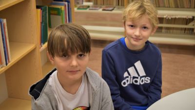 Dag Bahér Casper Malmsten i Degerby skolas bibliotek.