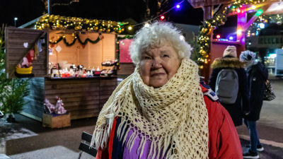 Försäljare på jultorget i Borgå.
