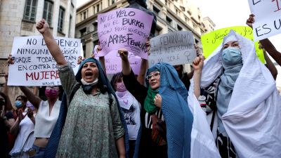 Afghanska kvinnor demonstrerar för kvinnors rättigheter i Barcelona.
