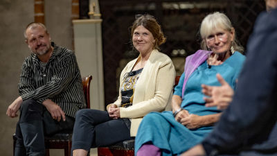 Konstnärer och forskare i domkyrkan i Åbo.