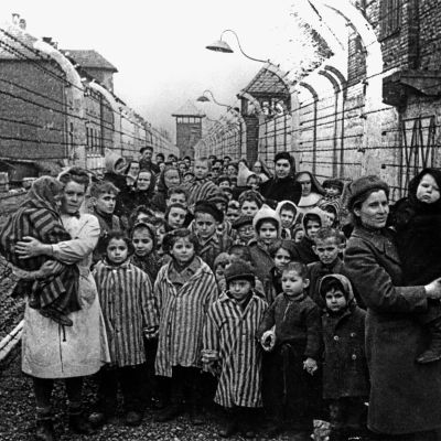 Barn och sjukvårdspersonal i Auschwitz-Birkenau samma dag som Röda armén intog lägret 27.1.1945.