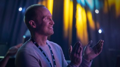 Tomas Höglund applåderar.