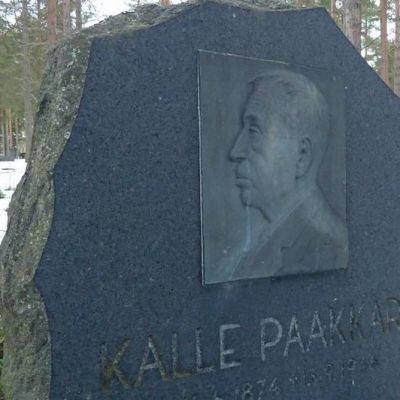 Kotiseutuyhdistys on pystyttänyt kylän persoonalle eli Valtion hiihtäjä Kalle Paakkarille muistomerkin