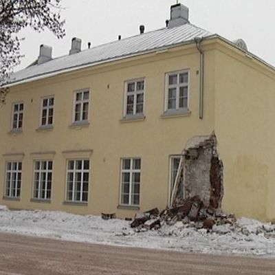 Talon kulma johon bussi törmäsi