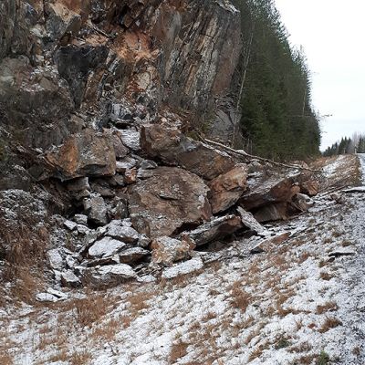 Kallioleikkauksen sortumien vuoksi valtatie 9:lle Mehtiöjärven kohdalle asetetaan alennettu nopeusrajoitus.