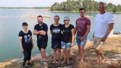 Bild av Emma Forss, Robin Gottberg, Joanna Norkko, Laura Kauppi, Norman Göbeler och Alf Norkko som samarbetat i forskningen med golvvärme på havsbottnet.
