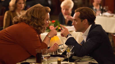 Melissa McCarthy och Jude Law pekar finger